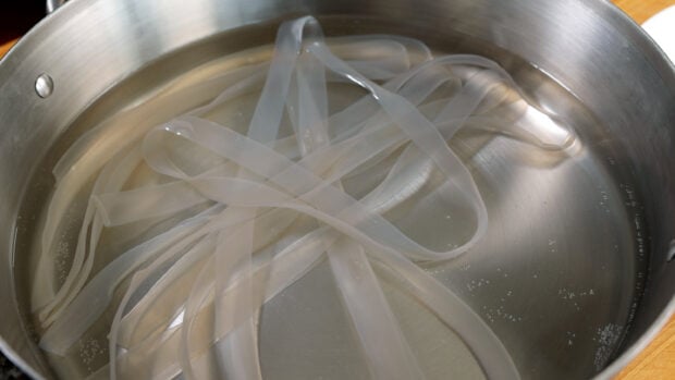 Soaking flat noodles