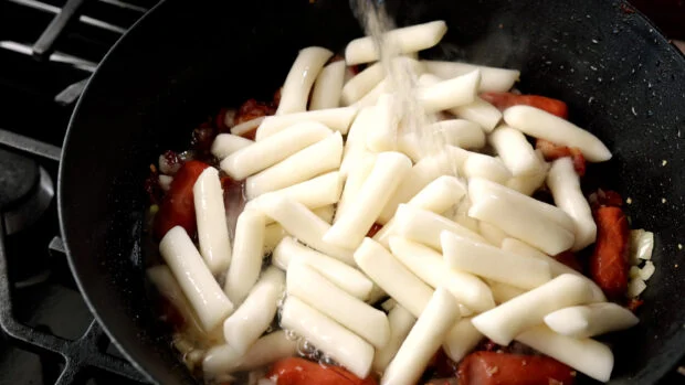 add water to rose tteokbokki