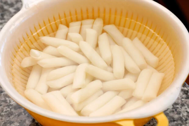tteokbokki-soaking-in-water