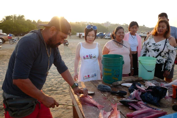 Cleaning fish in the Puerto Escondido fish market