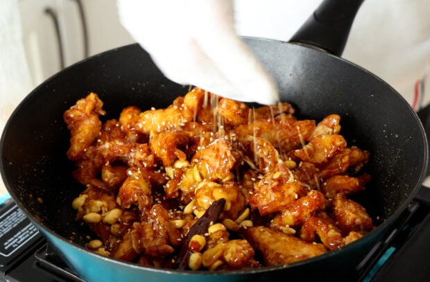 dakgangjeong-sprinkle with sesame seeds
