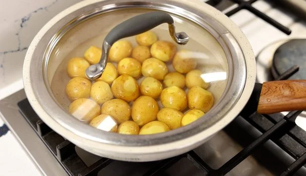 Making Korean-rest-stop-potatoes