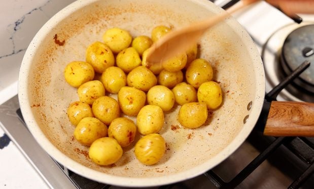 Korean reststop potatoes-cooking with butter