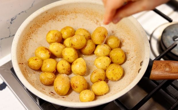 Korean reststop roasted potatoes-adding salt